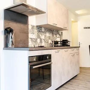 https://les-anemones-6-places.fr-provencehotel.com